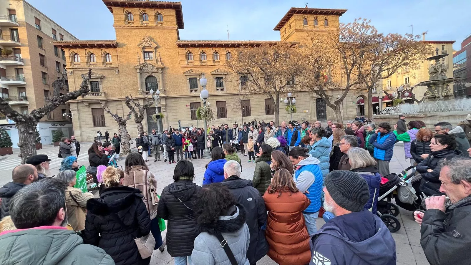 Concentración en Huesca contra el exceso de burocracia en la educación. Foto Mercedes Manterola