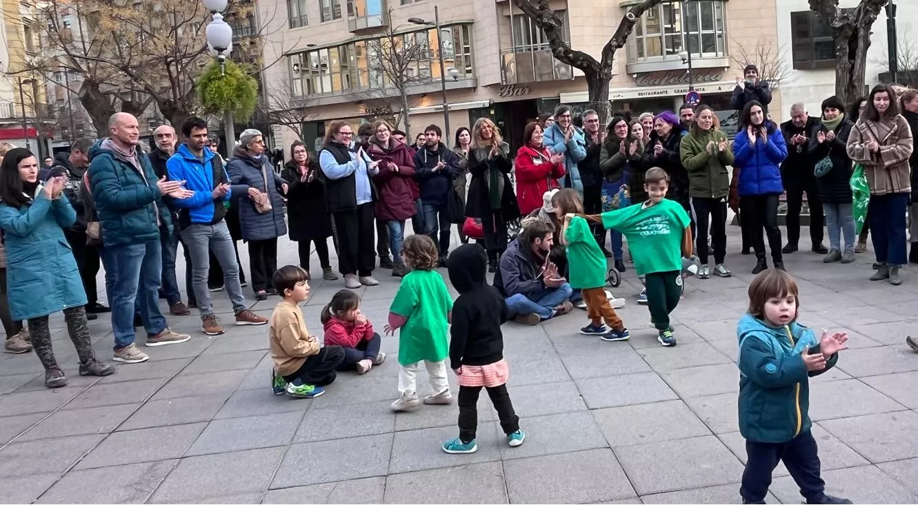 Concentración en Huesca contra el exceso de burocracia en la educación. Foto Mercedes Manterola