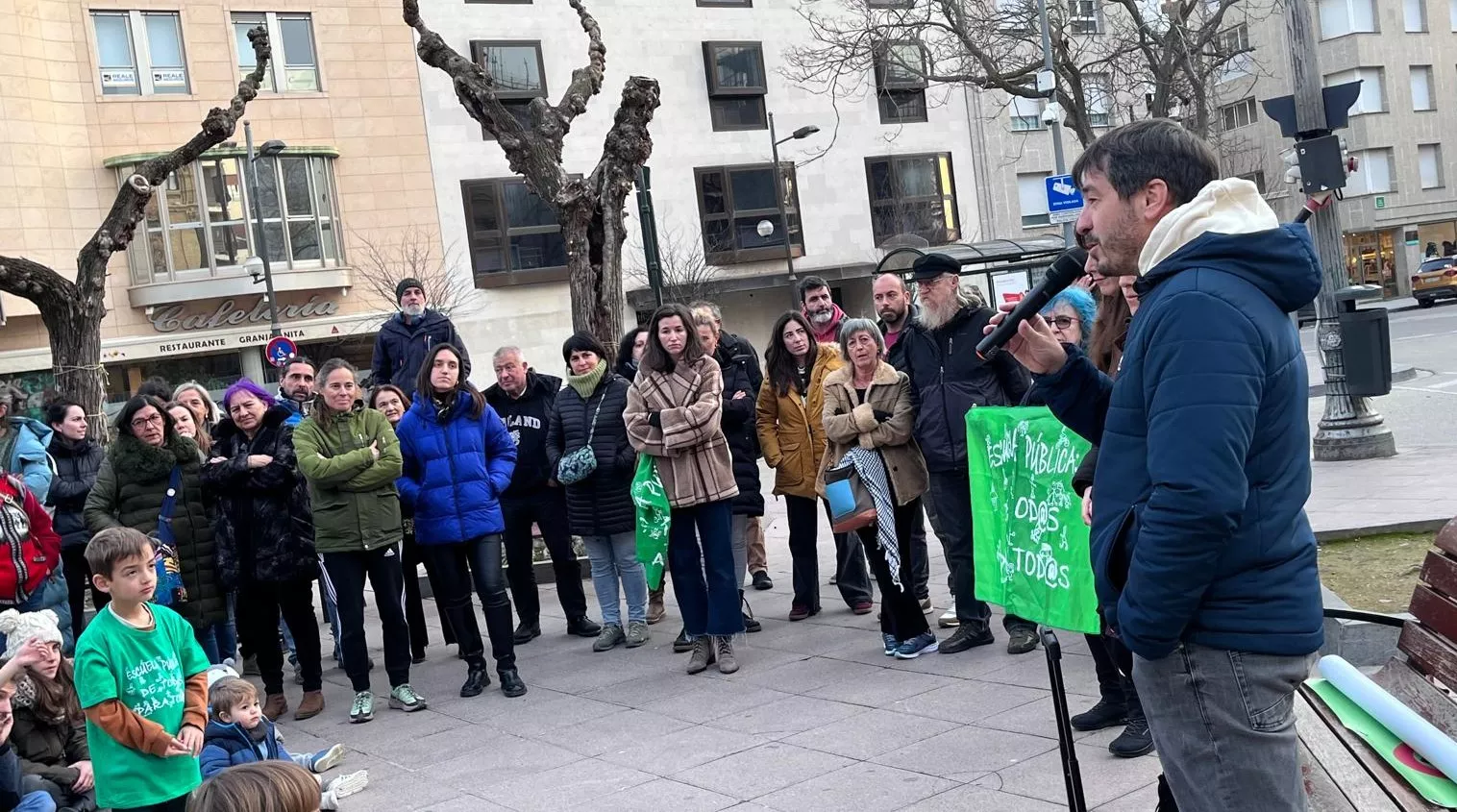 Concentración en Huesca contra el exceso de burocracia en la educación. Foto Mercedes Manterola
