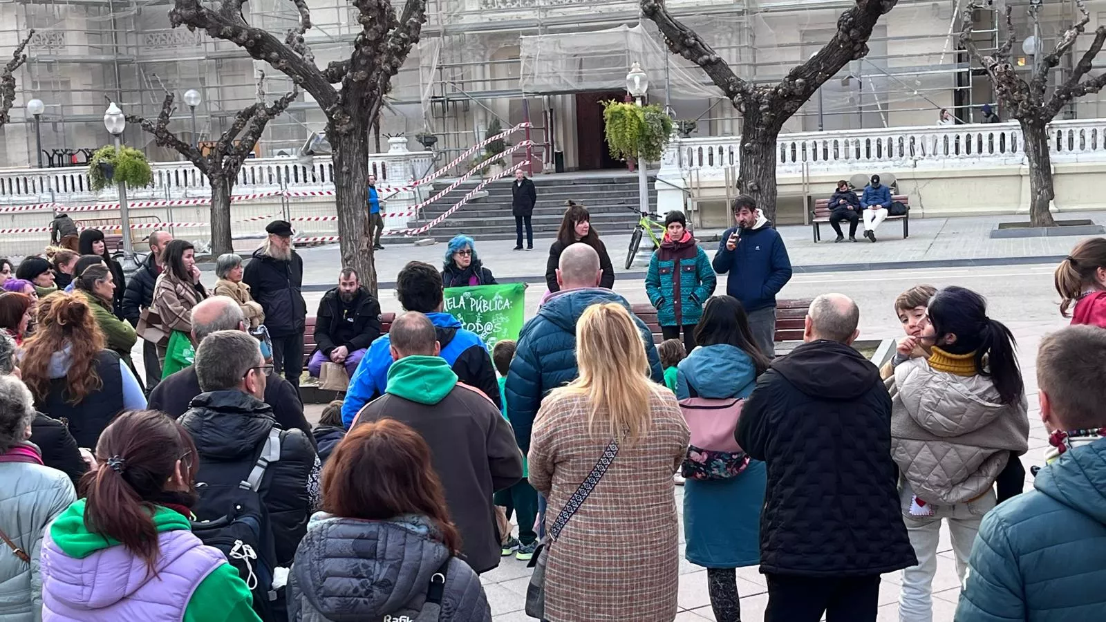 Concentración en Huesca contra el exceso de burocracia en la educación. Foto Mercedes Manterola