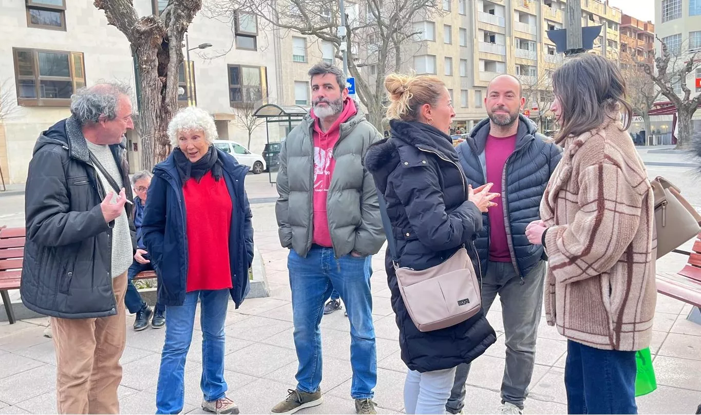 Concentración en Huesca contra el exceso de burocracia en la educación. Foto Mercedes Manterola
