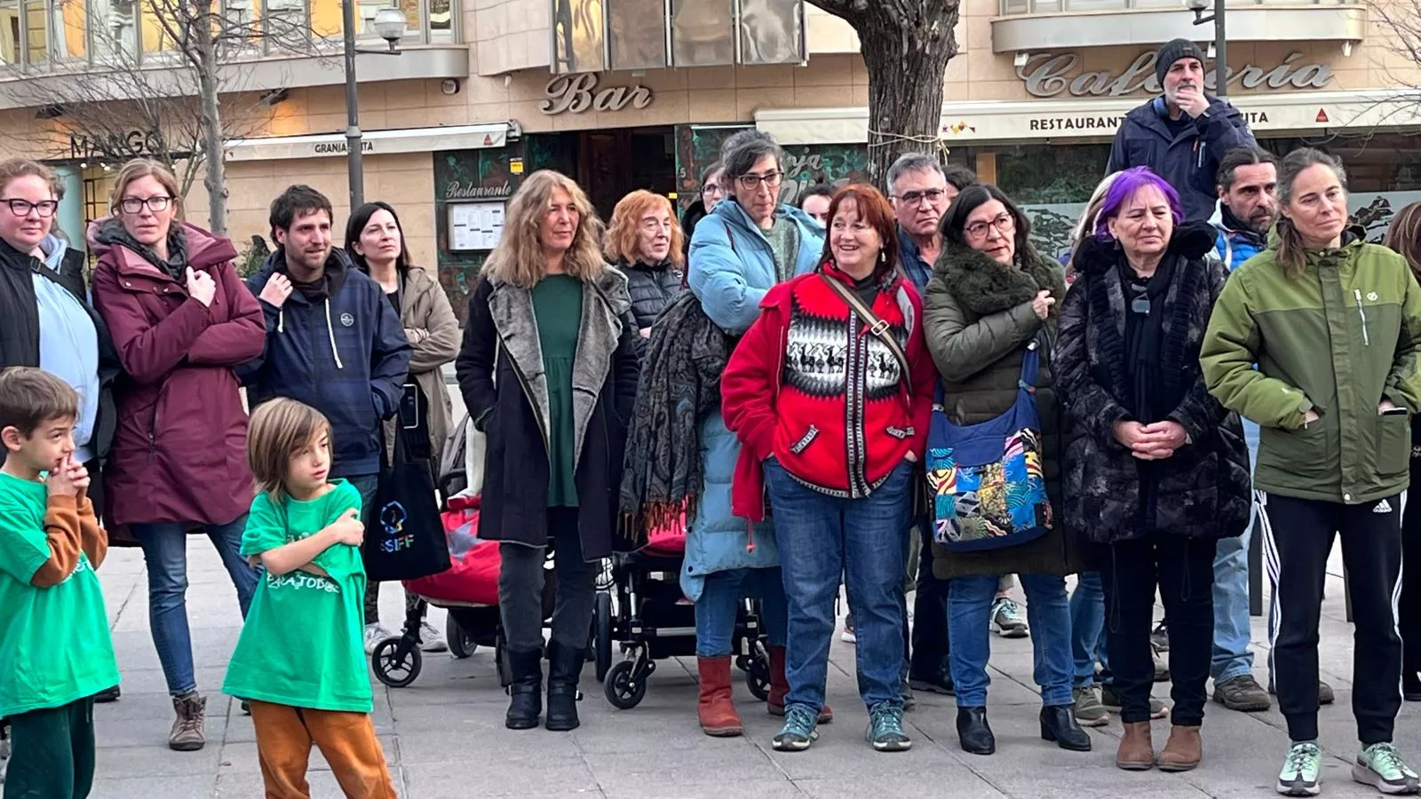 Concentración en Huesca contra el exceso de burocracia en la educación. Foto Mercedes Manterola