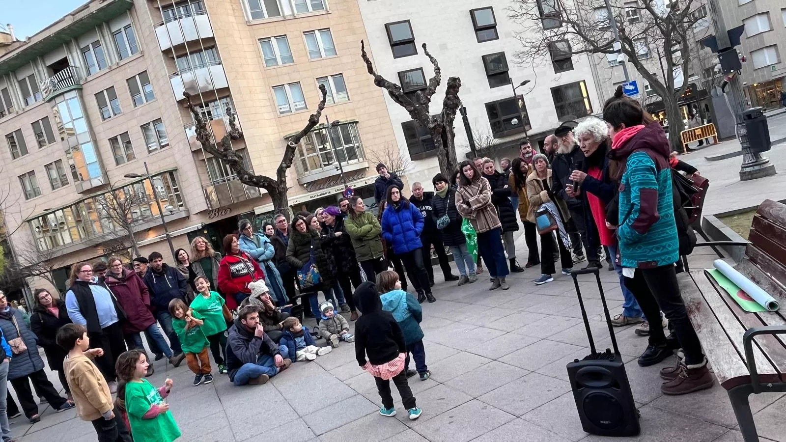 Concentración en Huesca contra el exceso de burocracia en la educación. Foto Mercedes Manterola