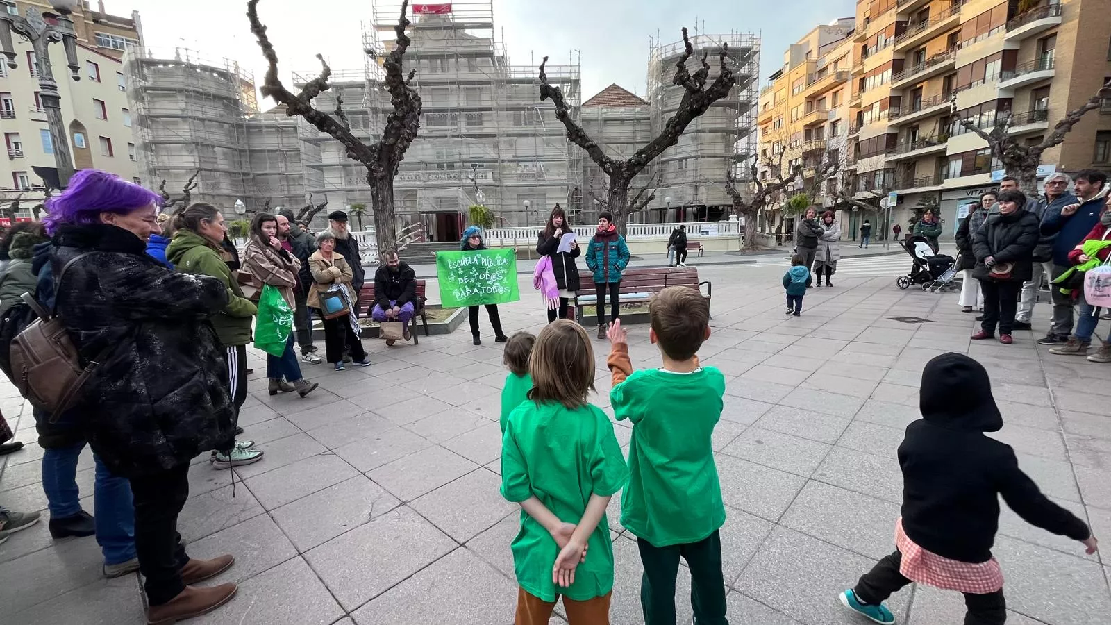 Concentración en Huesca contra el exceso de burocracia en la educación. Foto Mercedes Manterola