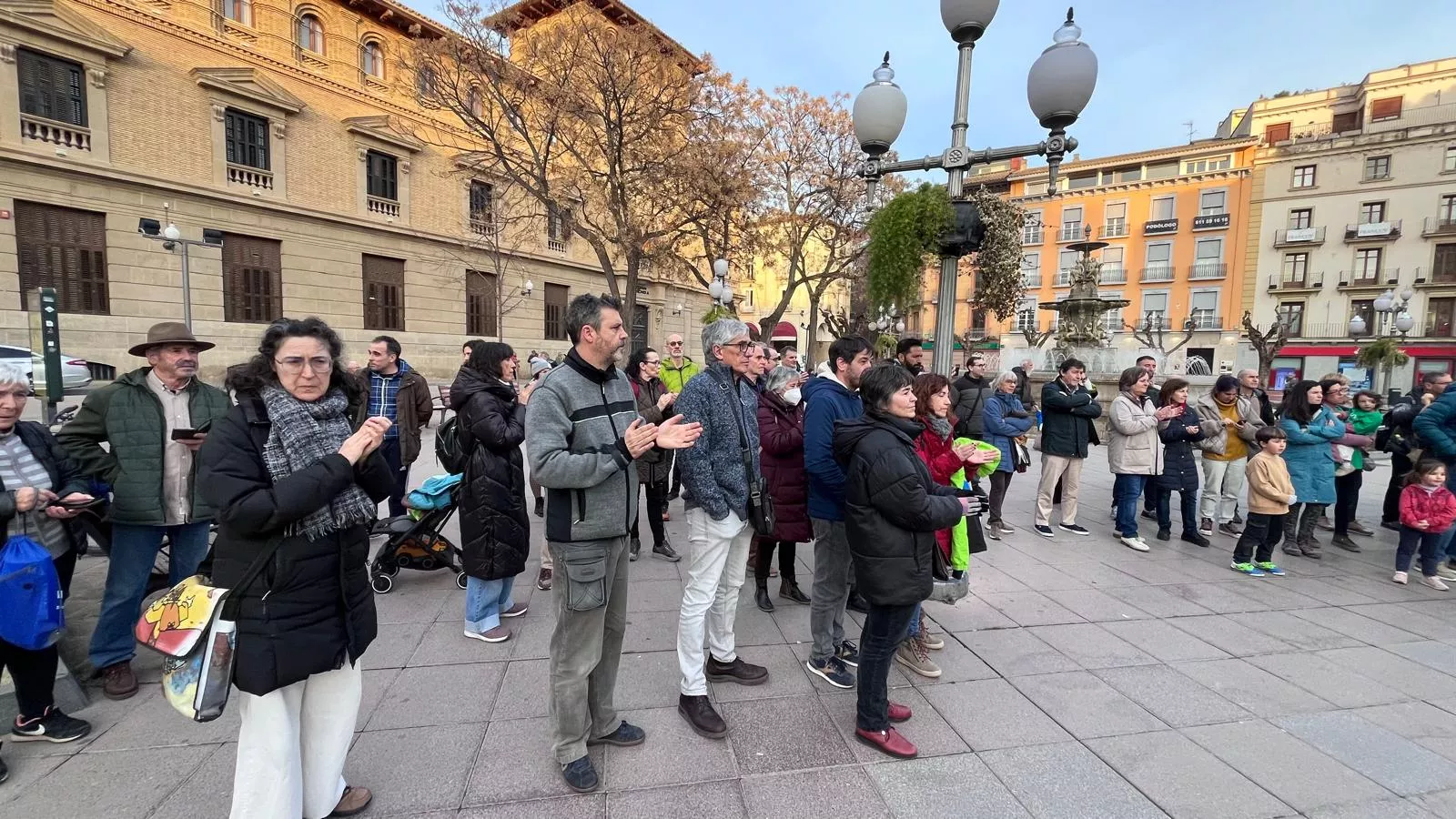 Concentración en Huesca contra el exceso de burocracia en la educación. Foto Mercedes Manterola