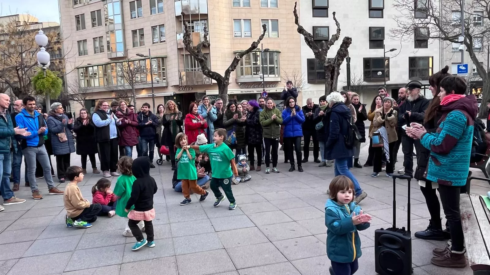 Concentración en Huesca contra el exceso de burocracia en la educación. Foto Mercedes Manterola