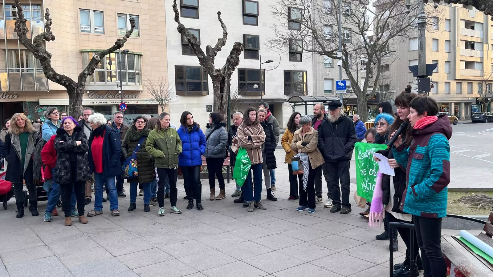 Concentración en Huesca contra el exceso de burocracia en la educación. Foto Mercedes Manterola