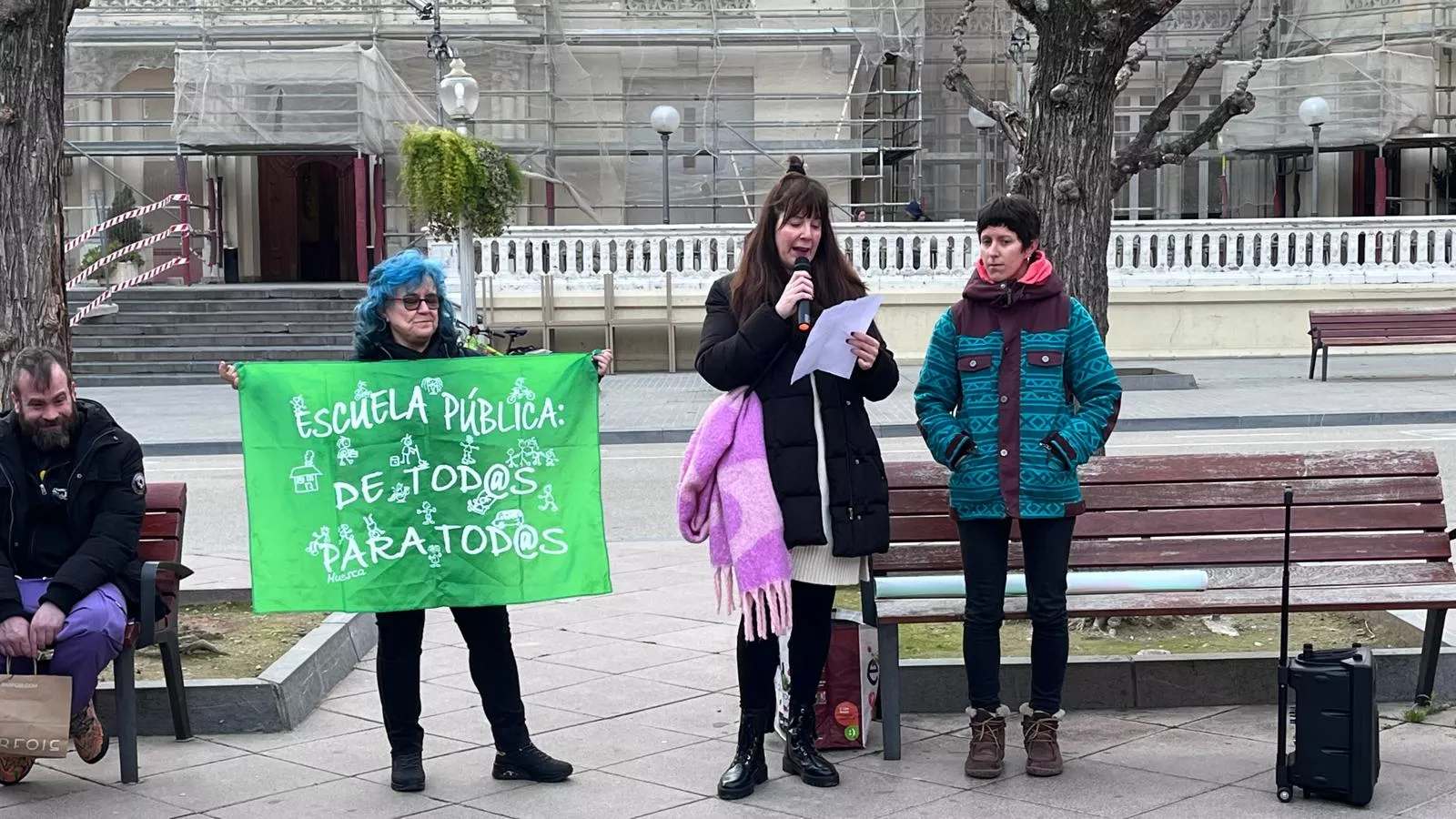 Concentración en Huesca contra el exceso de burocracia en la educación. Foto Mercedes Manterola