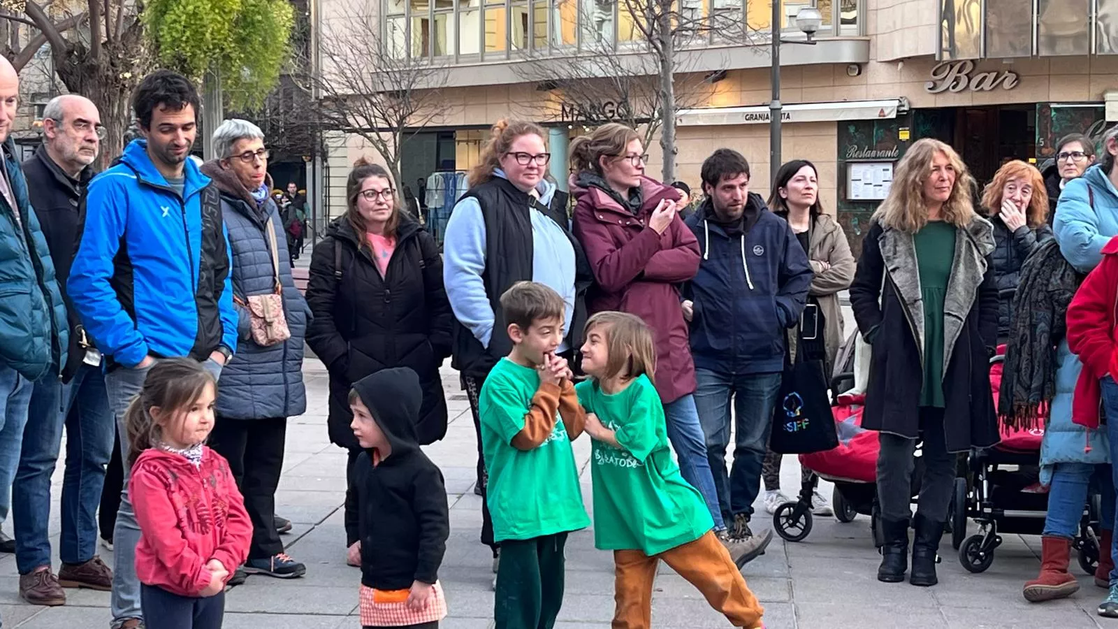 Concentración en Huesca contra el exceso de burocracia en la educación. Foto Mercedes Manterola