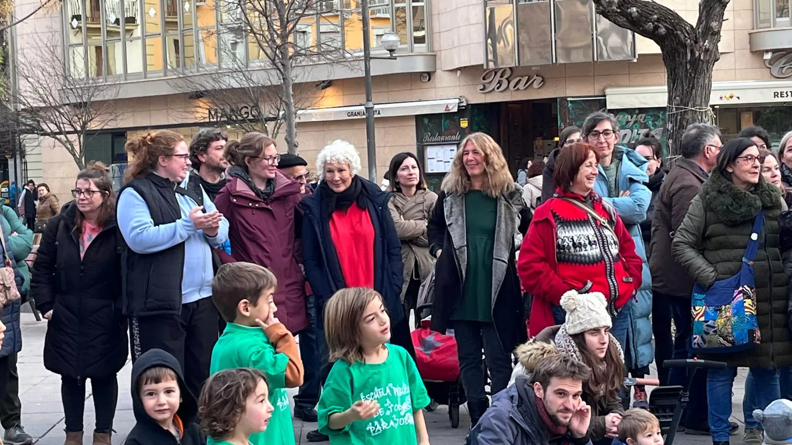 Concentración en Huesca contra el exceso de burocracia en la educación. Foto Mercedes Manterola