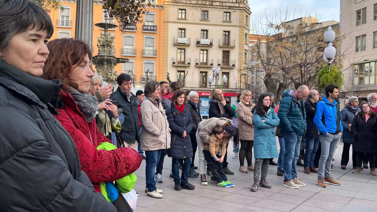Concentración en Huesca contra el exceso de burocracia en la educación. Foto Mercedes Manterola