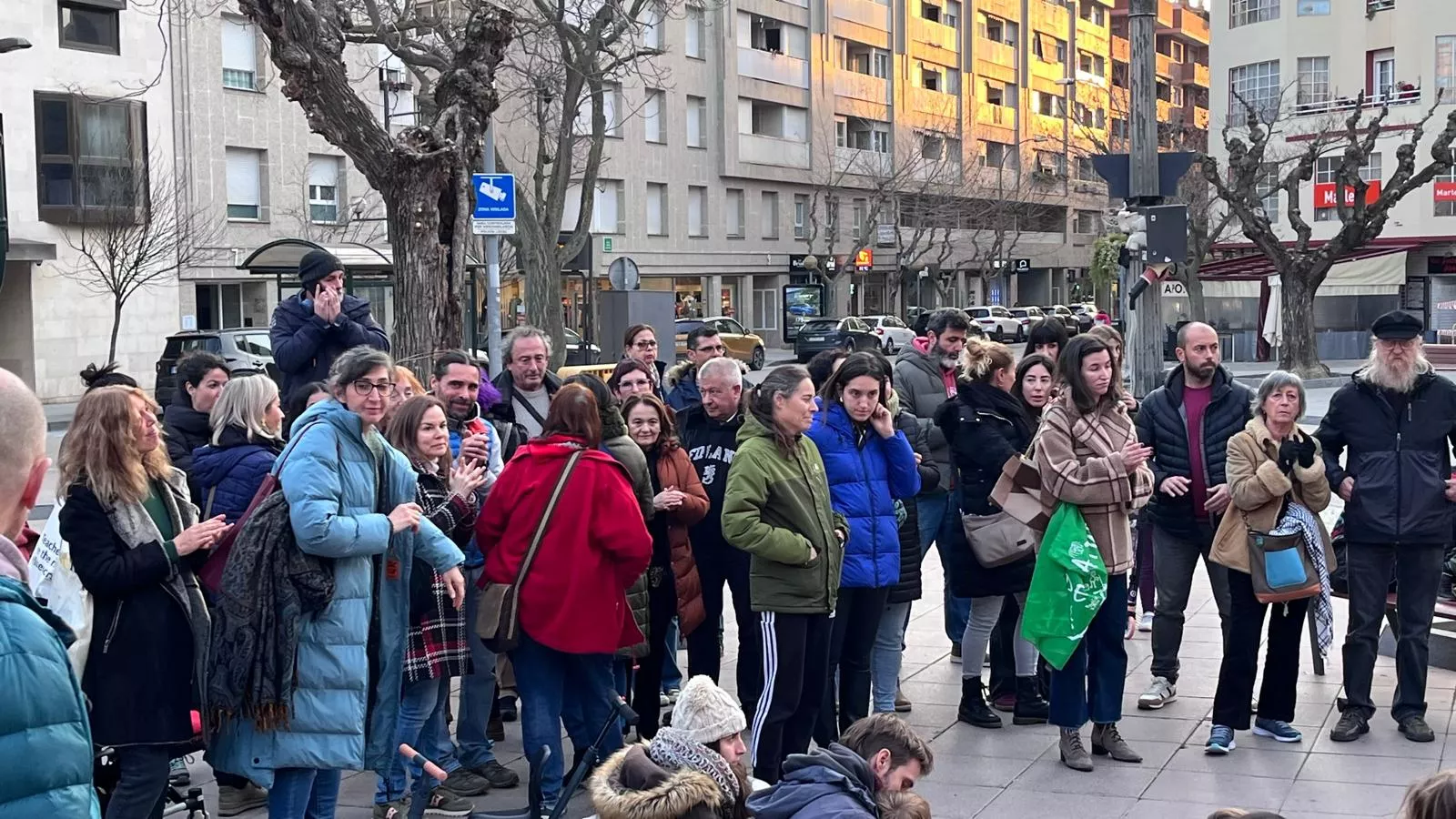 Concentración en Huesca contra el exceso de burocracia en la educación. Foto Mercedes Manterola