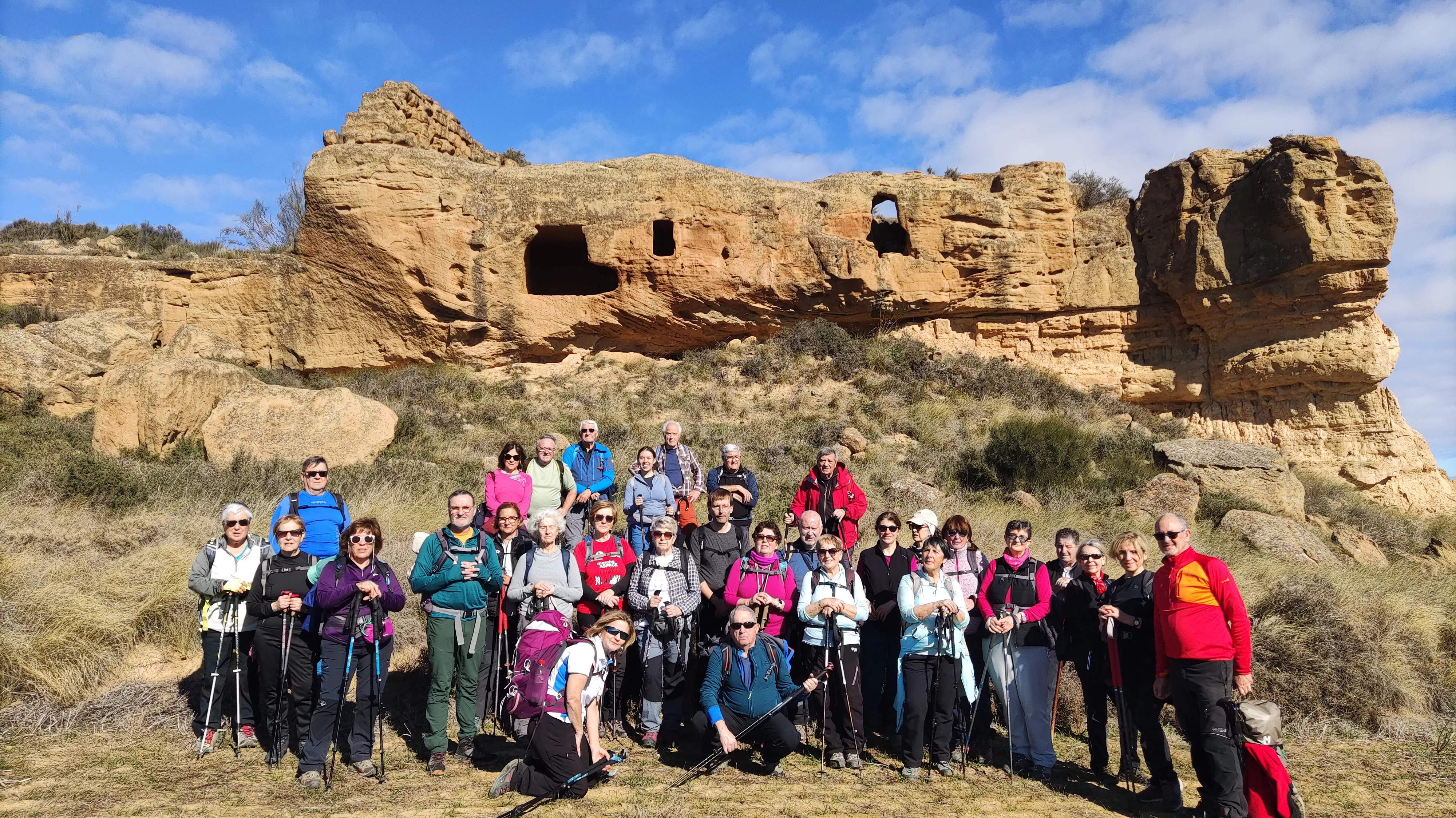 Foto de familia en La Iglesieta (Gabarda I). Larga caminata por lugares sorprendentes de Los Monegros