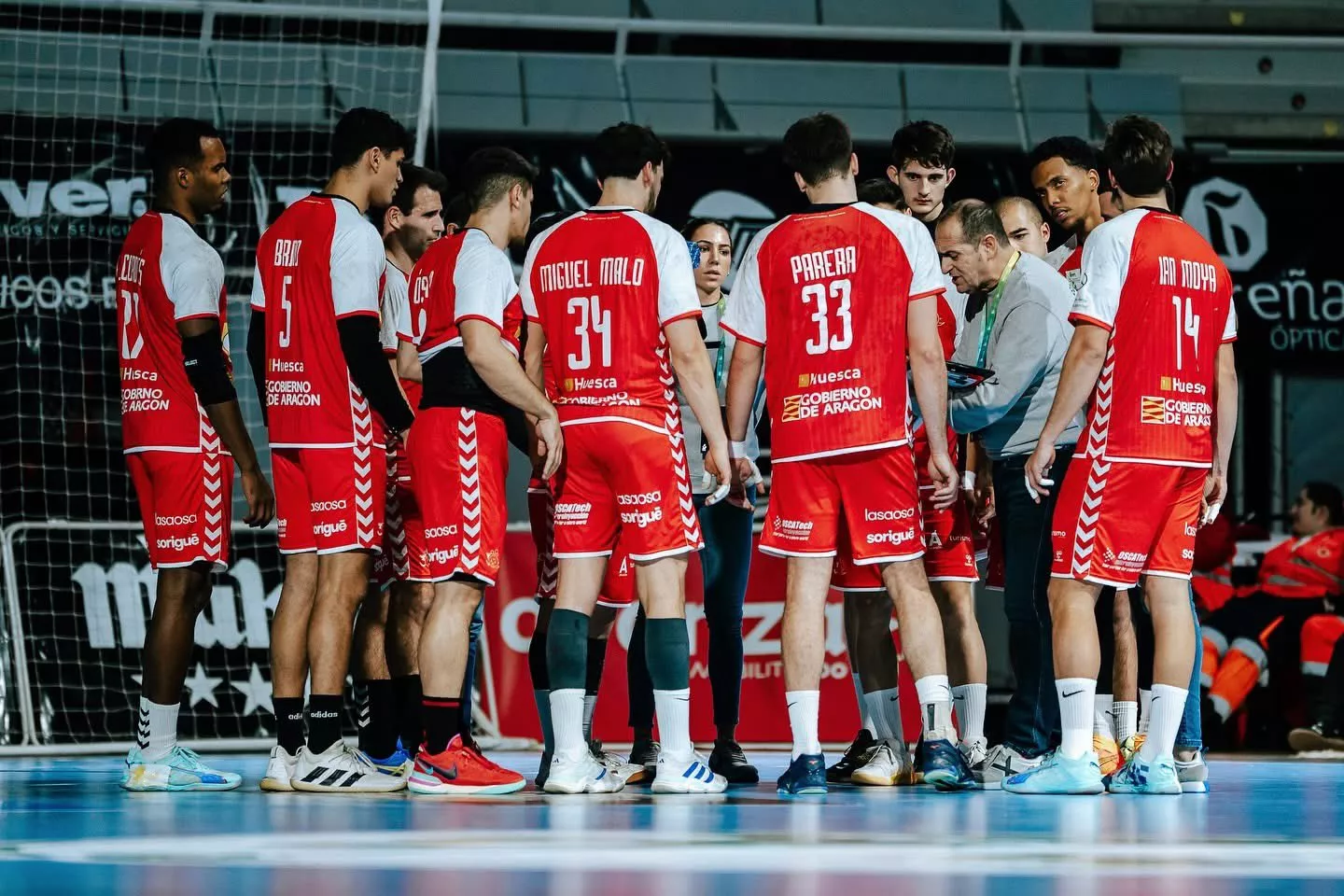 Plantilla Bada Huesca. Giné: "Sentimos no haber podido dedicar una victoria a los aficionados que viajaron a Pamplona".