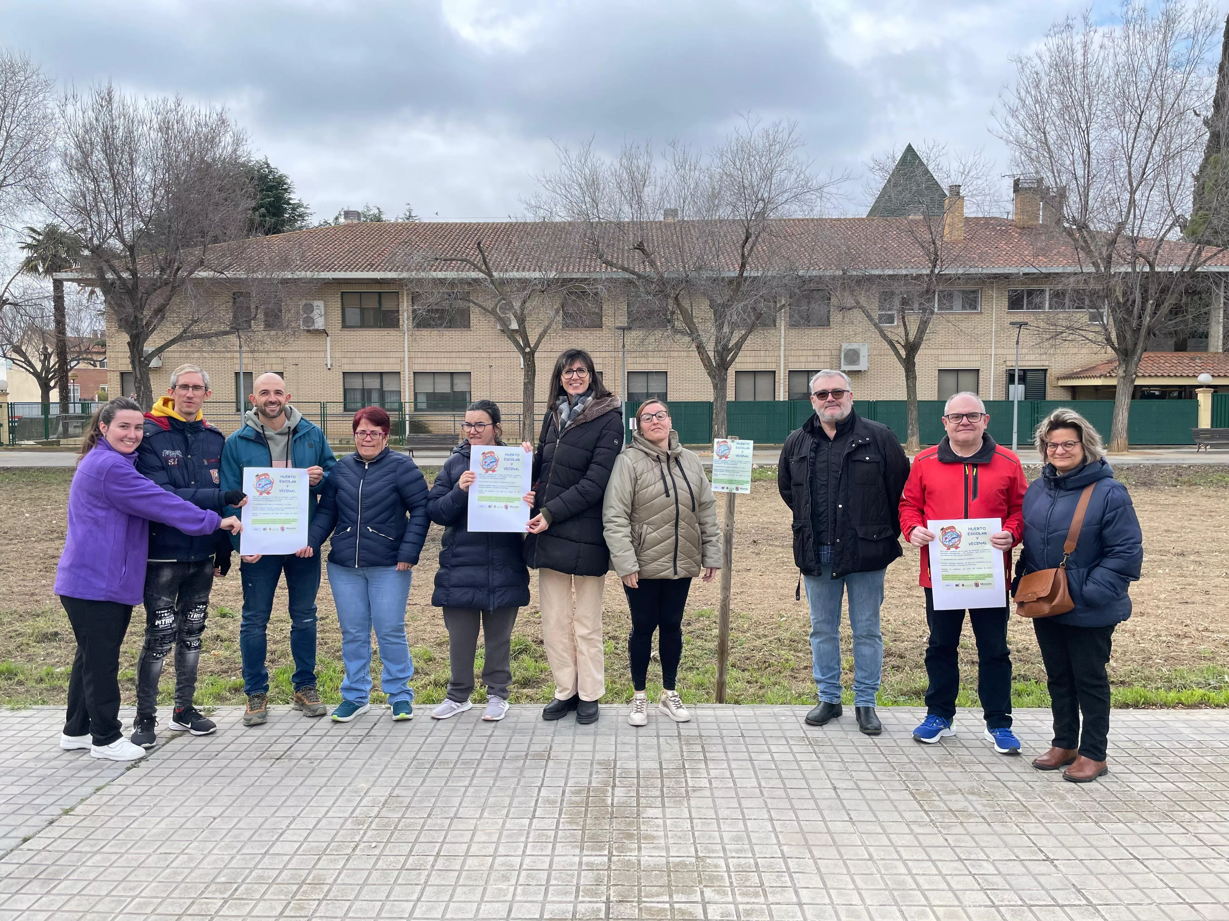Participantes en la visita al nuevo huerto escolar y vecinal en El Molino. Participantes en la visita al nuevo huerto escolar y vecinal en El Molino.