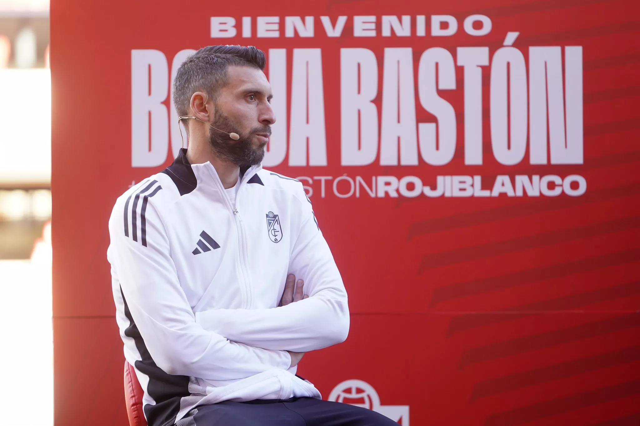 El exazulgrana Borja Bastón, presentado como una gran estrella en Granada