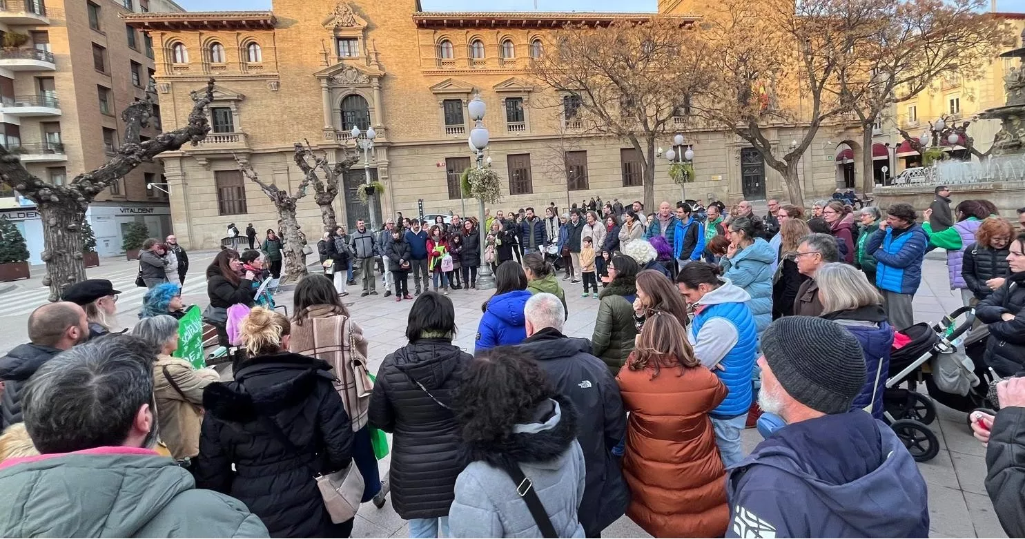 Concentración de la Plataforma en Defensa de la Enseñanza Pública de Huesca por la unificación de los criterios de evaluación.