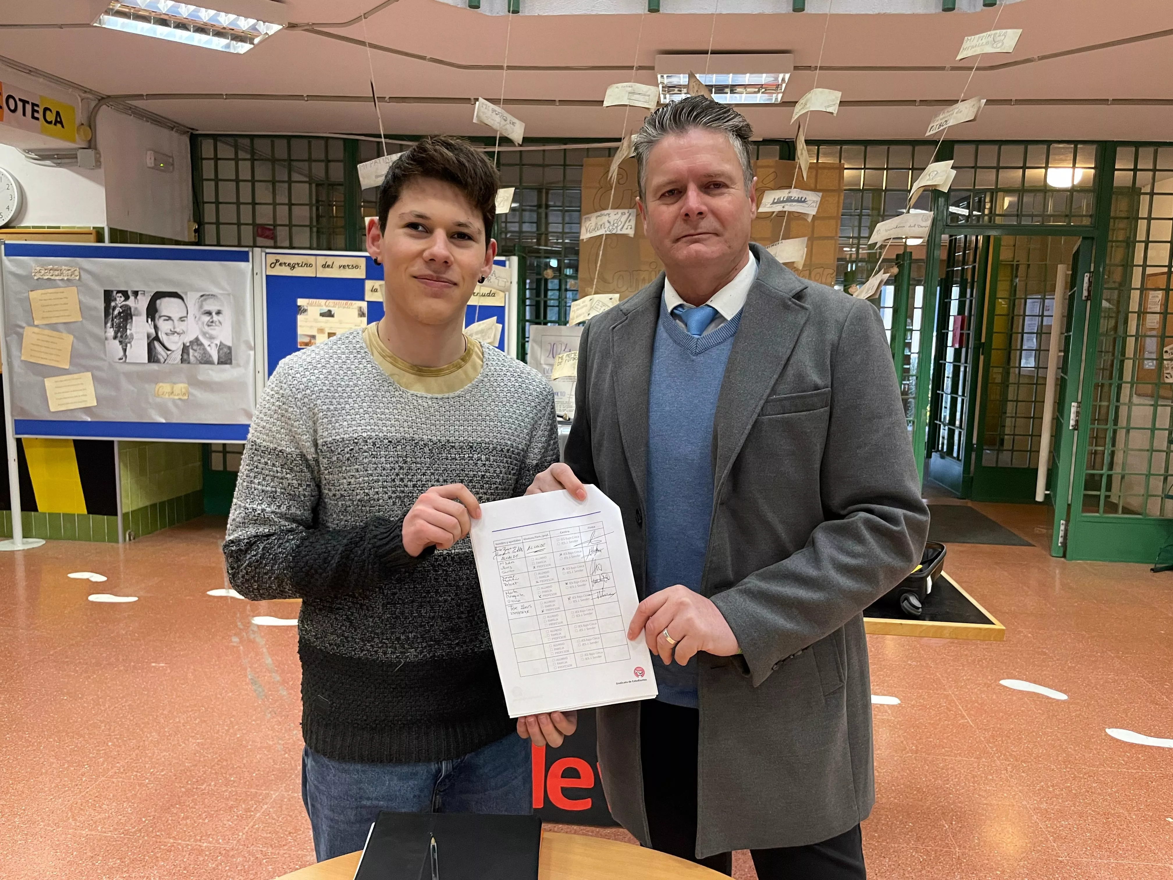 Ignacio Gramún en la firma con el Sindicato de Estudiantes Ignacio Gramún en la firma con el Sindicato de Estudiantes