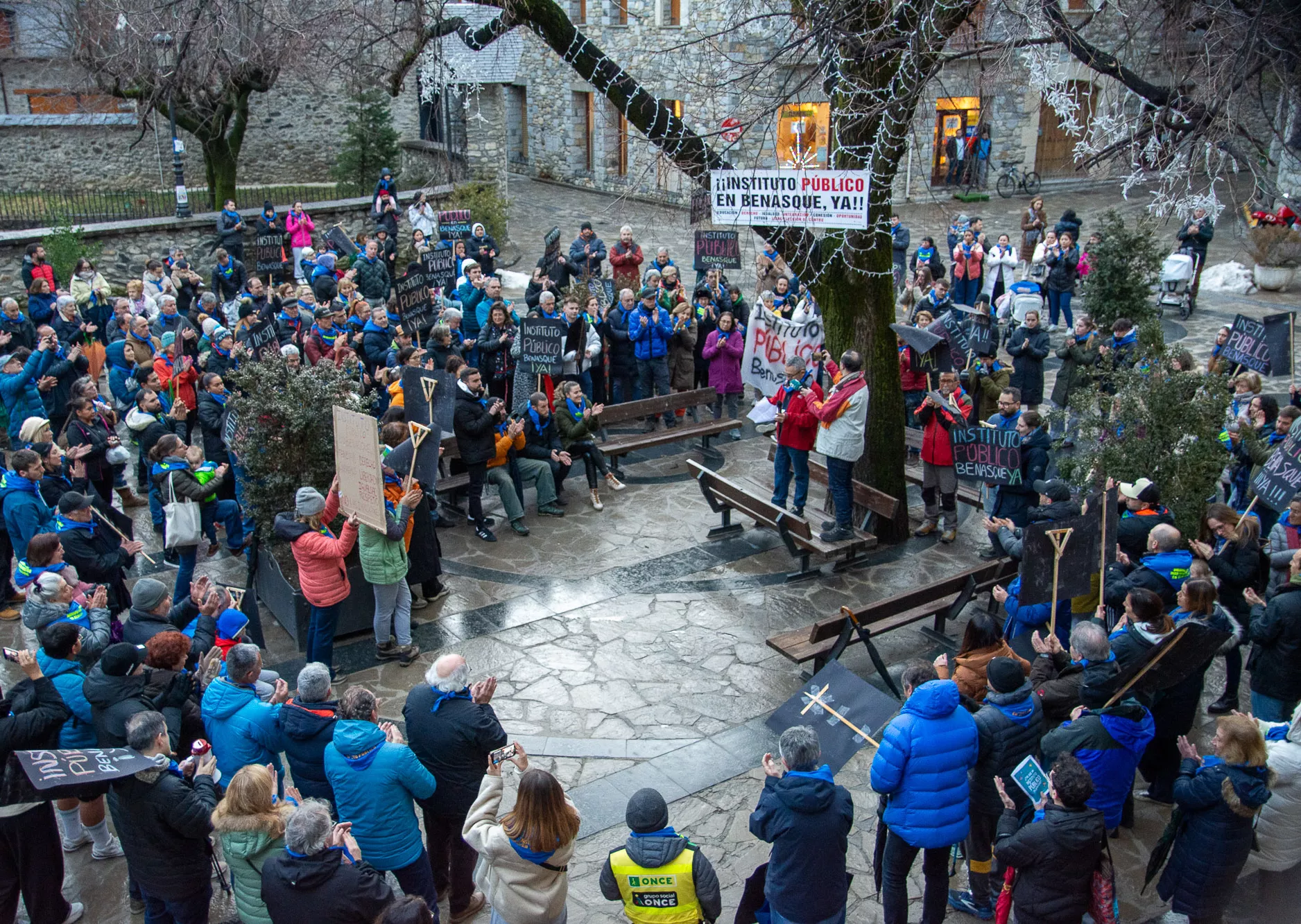 Concentración en Benaque para pedir la transformación del actual centro de secundaria en un instituto público.