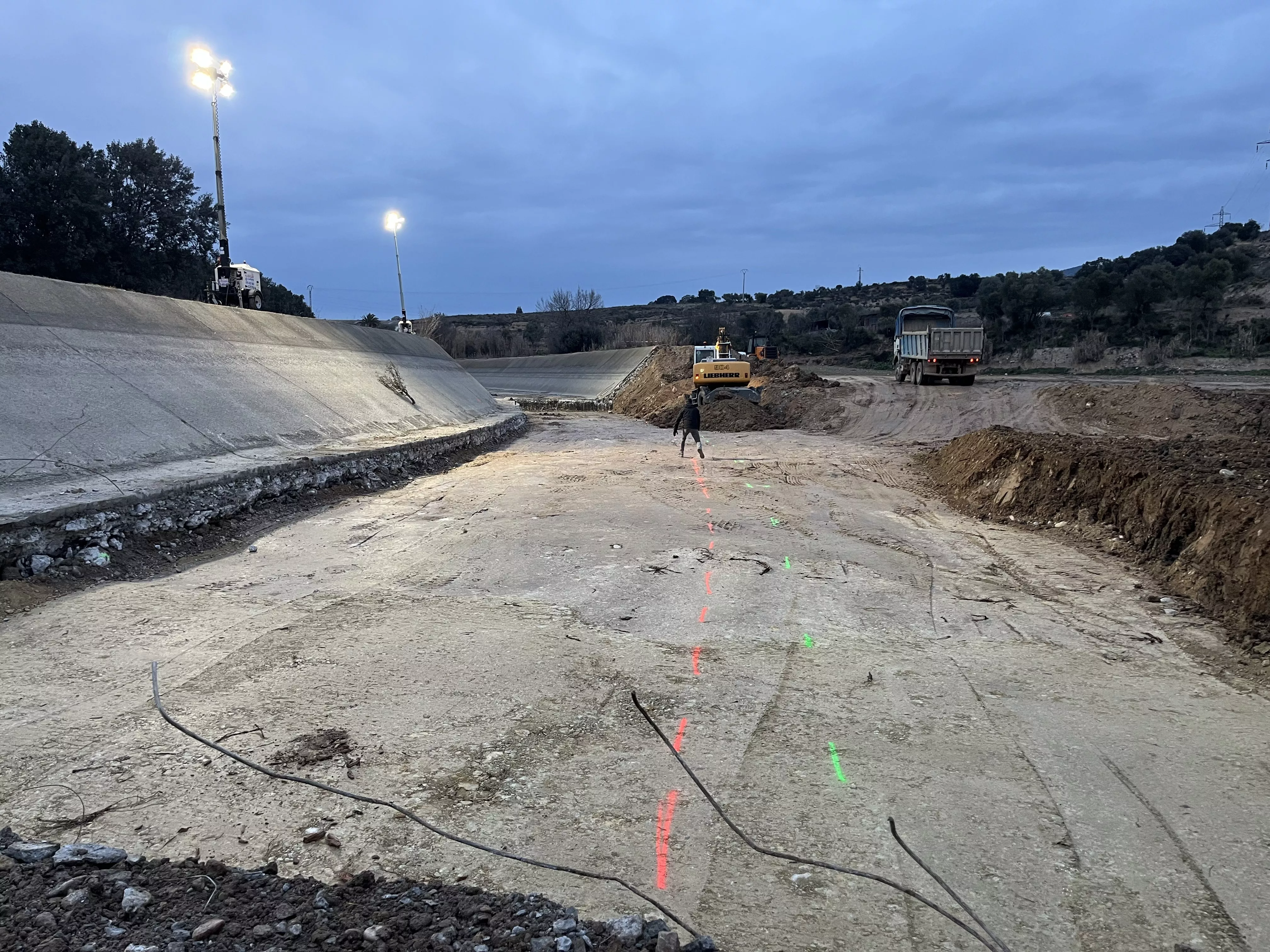 Trabajos de reparación de la rotura en el Canal de Aragón y Cataluña.