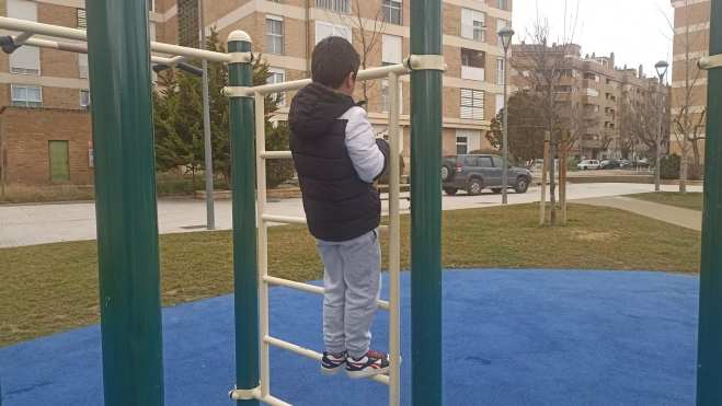 Juan, jugando en un parque infantil de Huesca. Juan, jugando en un parque infantil de Huesca.