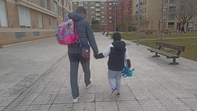 De regreso a casa, después de una jornada escolar. De regreso a casa, después de una jornada escolar.