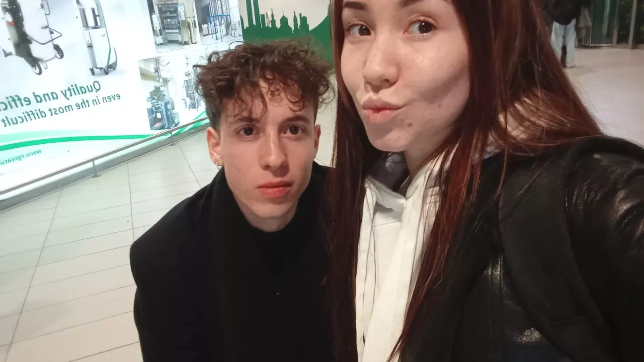 Lori Clemen y Vicky Navarro, tras la llegada a Bolonia, en su camino a Eurovisión.