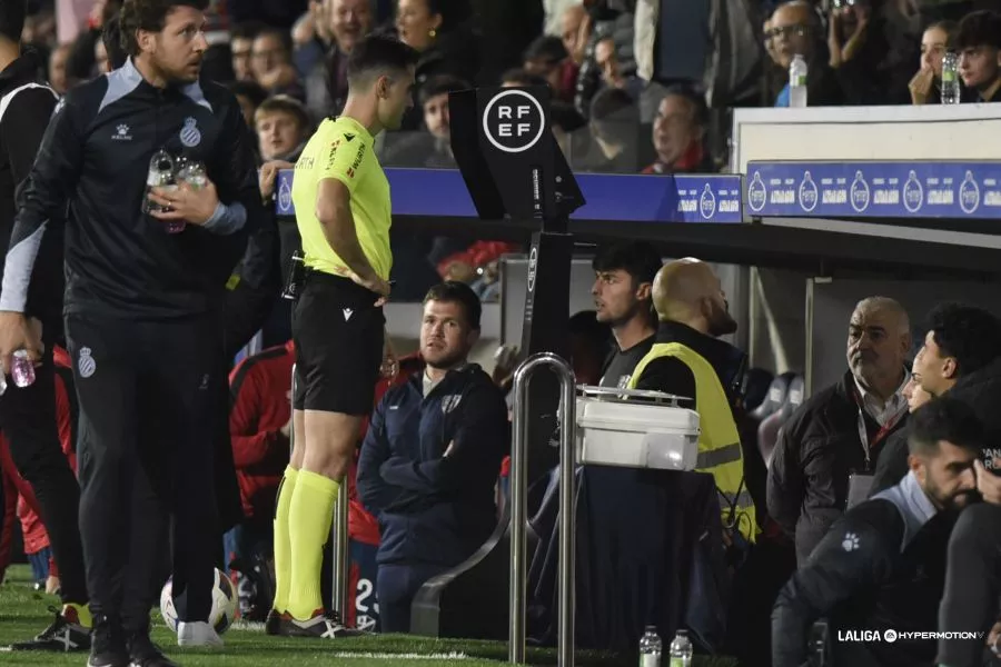 Fuentes Molina, ante el VAR el día del Huesca-Espanyol. Fue penalti finalmente de Jérémy Blasco entre sonoras protestas