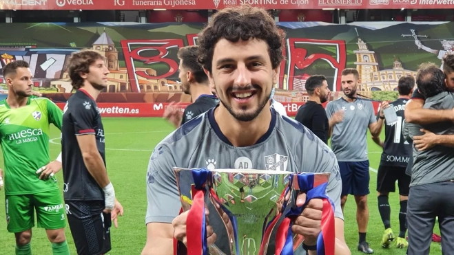 Alberto de la Fuente con el trofeo de campeón del Huesca de Segunda División Alberto de la Fuente con el trofeo de campeón del Huesca de Segunda División