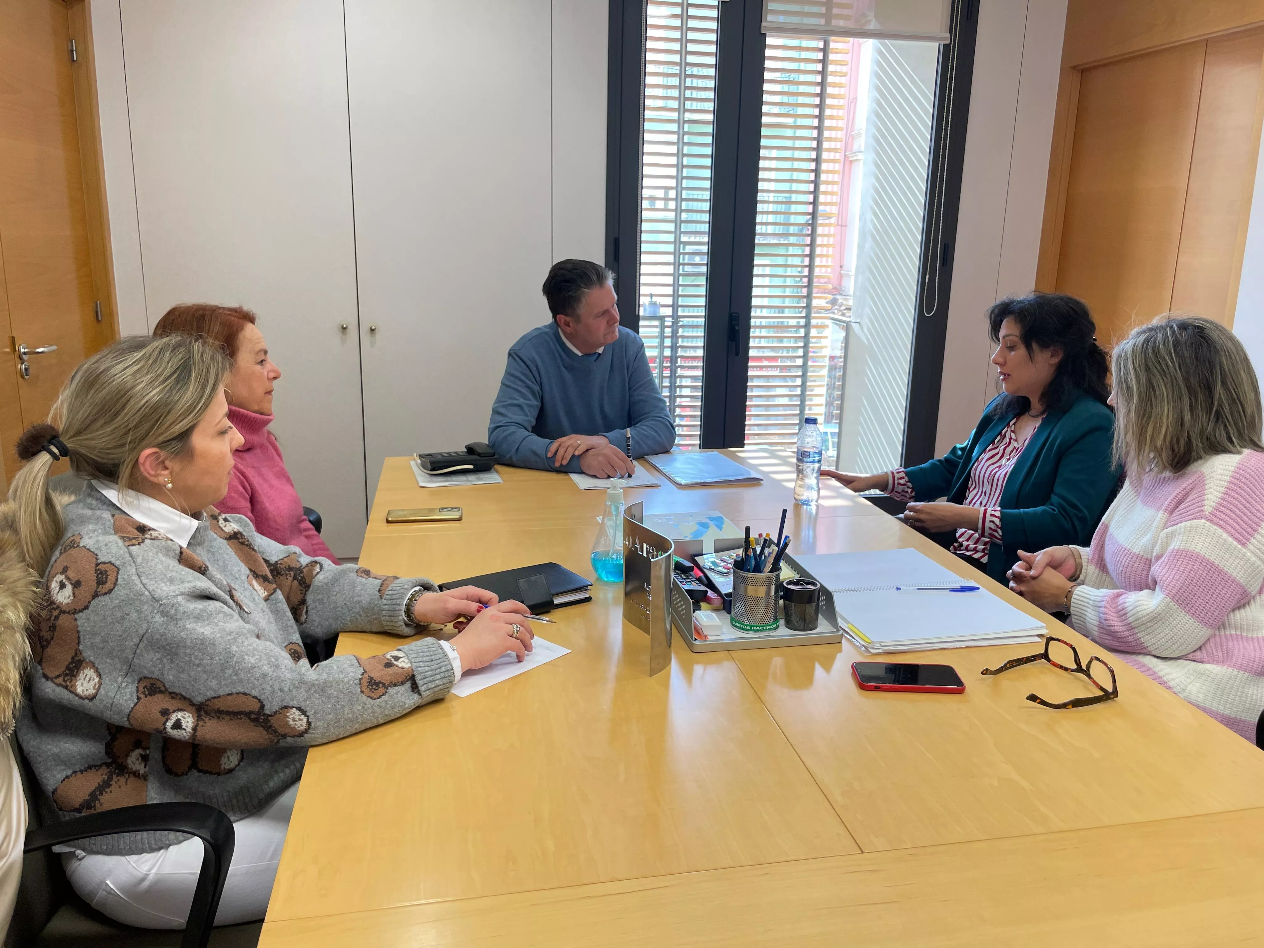 Reunión del Ayuntamiento con vecinos del casco histórico y una experta en patrimonio.