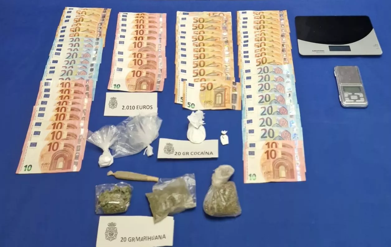 Material intervenido por la Policía a los detenidos por venta de droga en Huesca