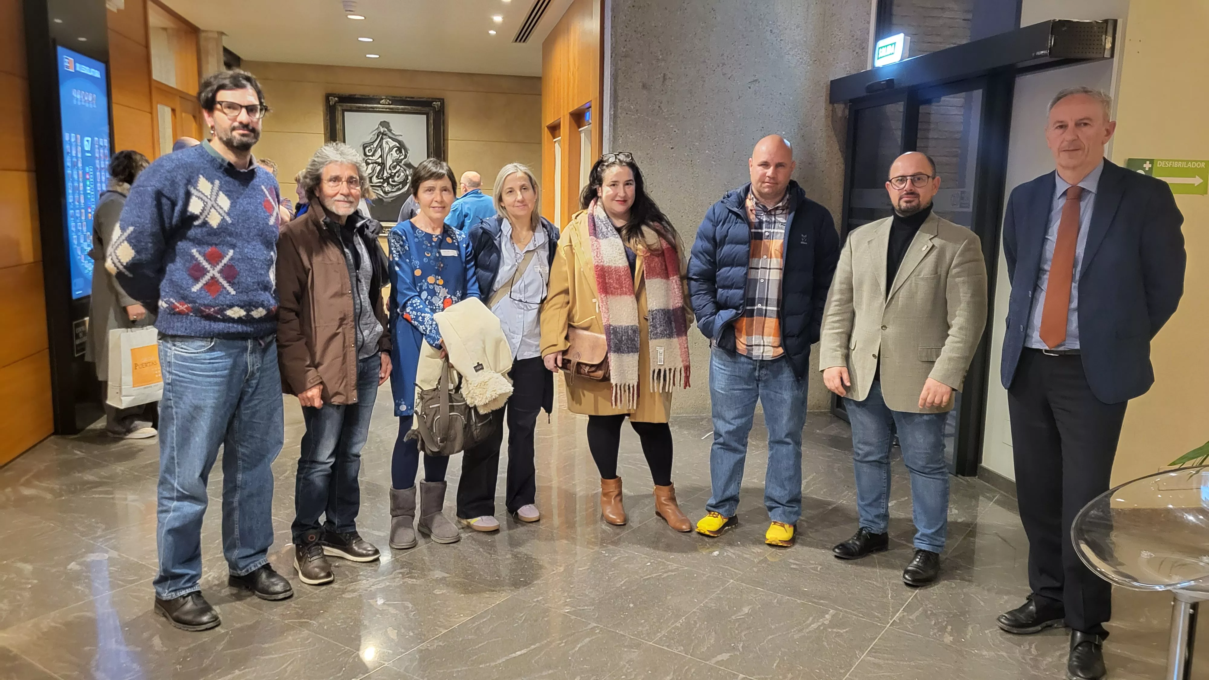 Alberto Izquierdo, del PAR, con el alcalde de Castejón de Sos y asistentes al Pleno de las Cortes.