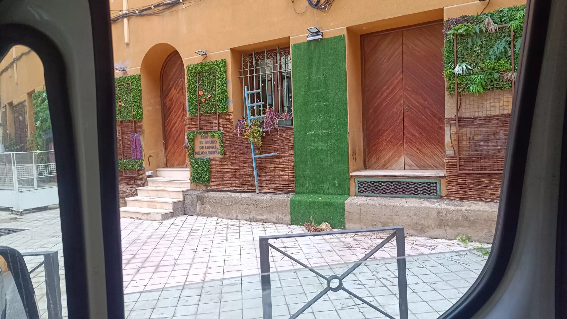 Terraza de El Alambique con la escalera y paños rotos.