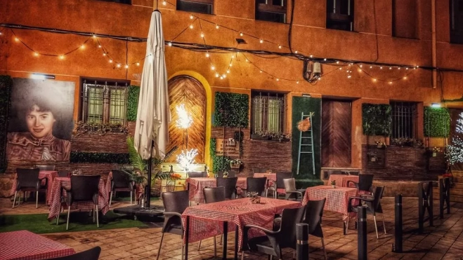 Elvira de Lindo en la preciosa terraza una noche de verano Elvira de Lindo en la preciosa terraza una noche de verano