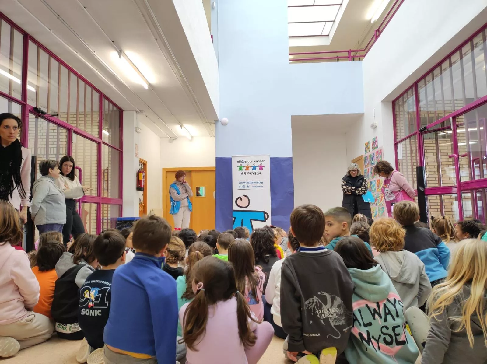 El Colegio Santos Samper se sensibiliza con motivo del Día del Cáncer Infantil.