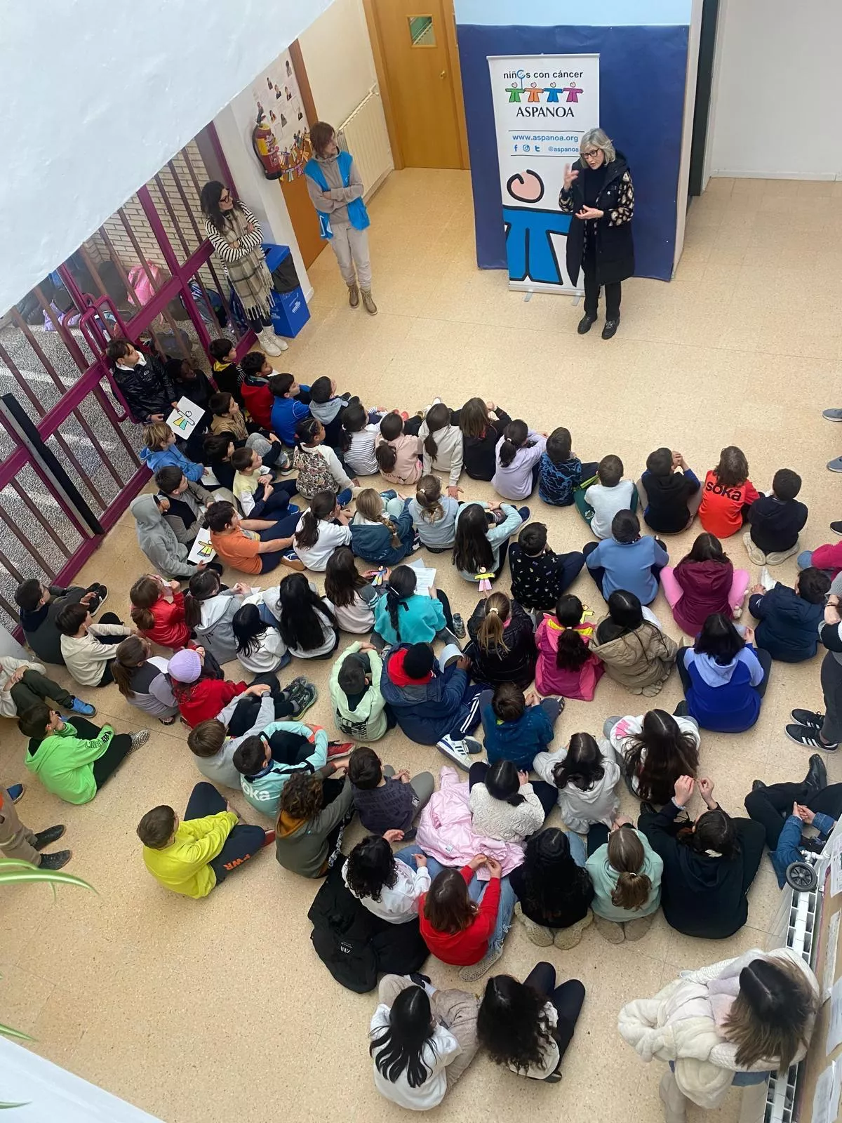 El Colegio Santos Samper se sensibiliza con motivo del Día del Cáncer Infantil.