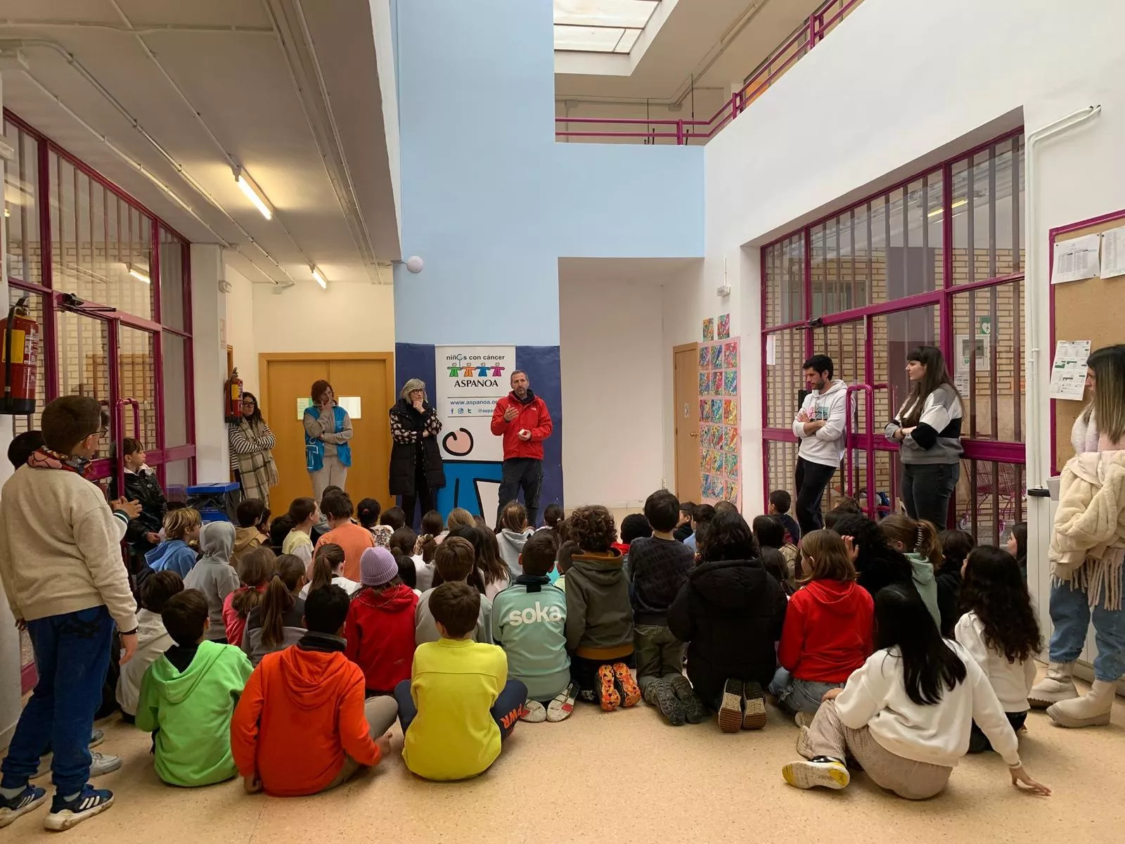 El Colegio Santos Samper se sensibiliza con motivo del Día del Cáncer Infantil.