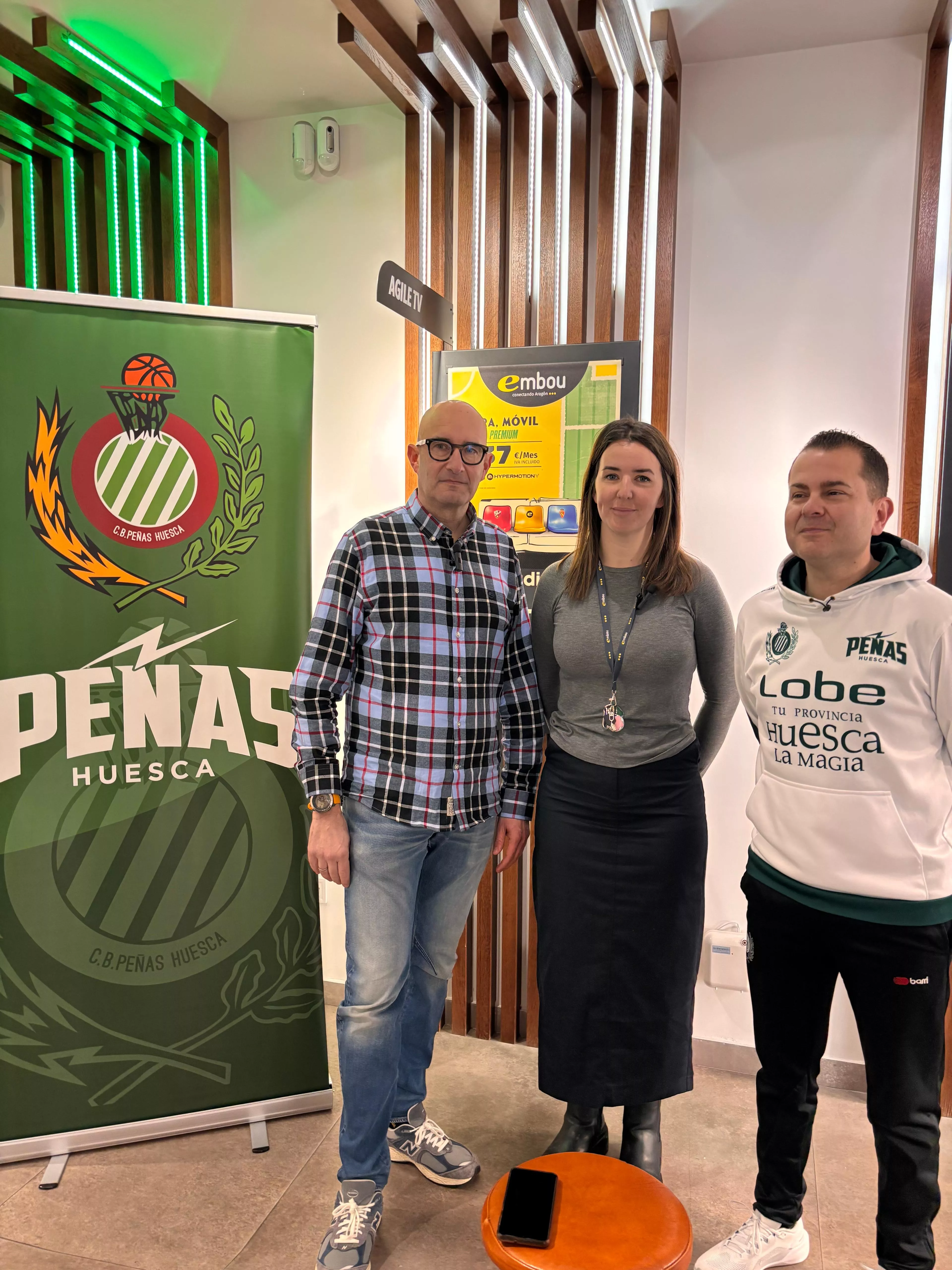 Comparecencia de Rafa Sanz con la anfitriona Marta y Javier Gella en Embou antes del Peñas Coto Córdoba