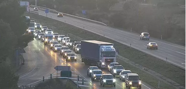 Imagen de la retención de tráfico este viernes en la A-23 en Huesca.