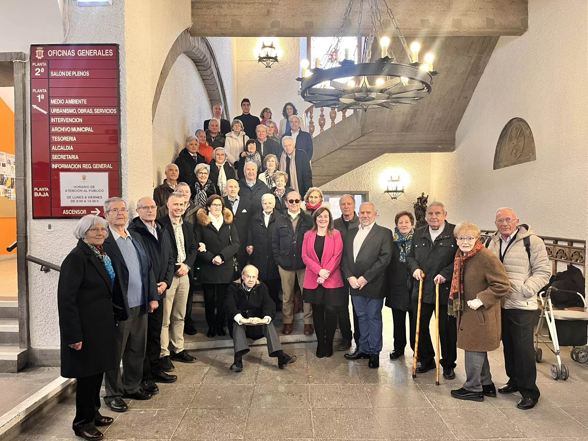 Los diez matrimonios homenajeados, en la recepción en el Ayuntamiento de Jaca.