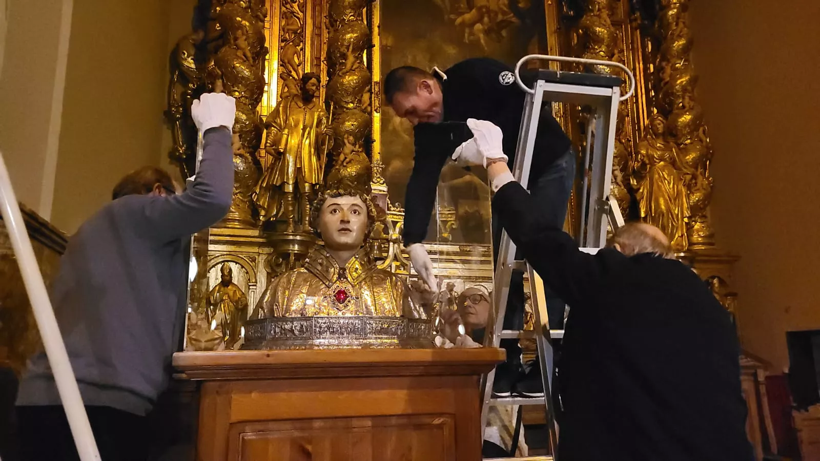 Colocación del Busto de San Lorenzo en el altar de la Basílica