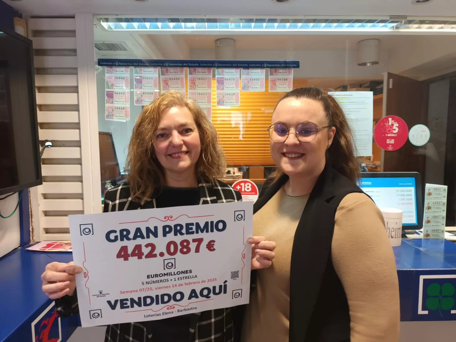 Elena Fernández de la Vega con el cartel del premio