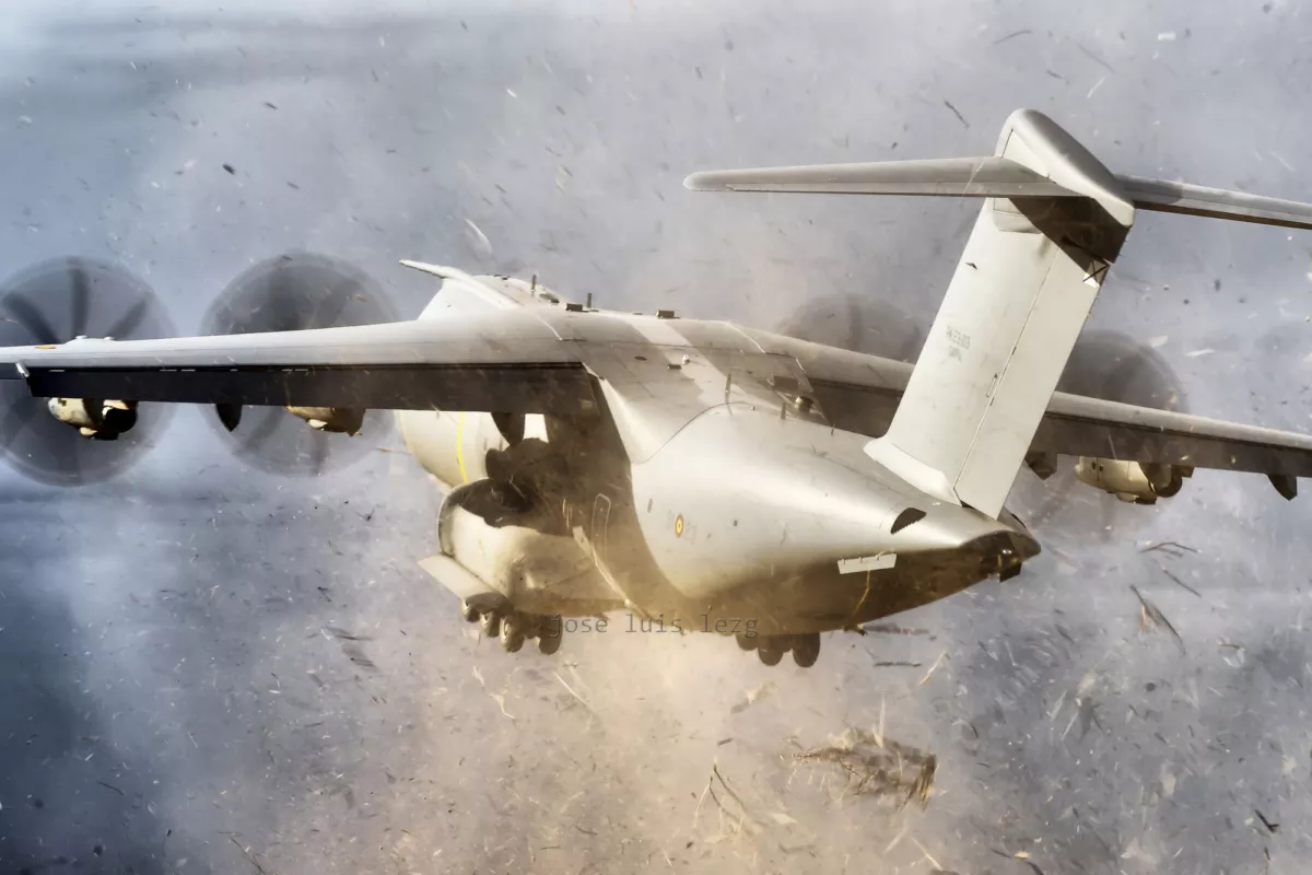 Avión de transporte en pleno vuelo. FOTO ETAP-C