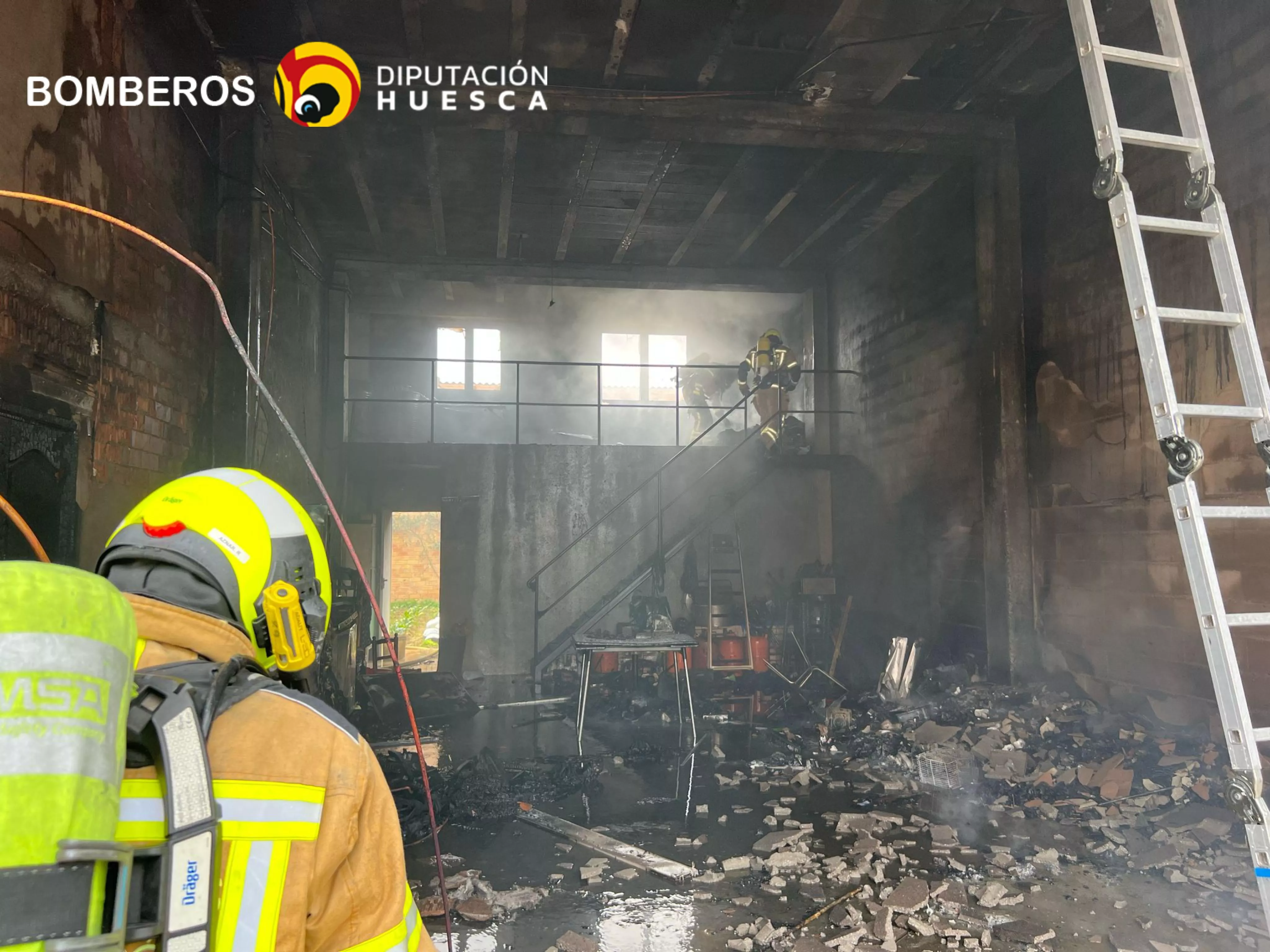 Un bombero en el almacén incendiado en Monzón Un bombero en el almacén incendiado en Monzón