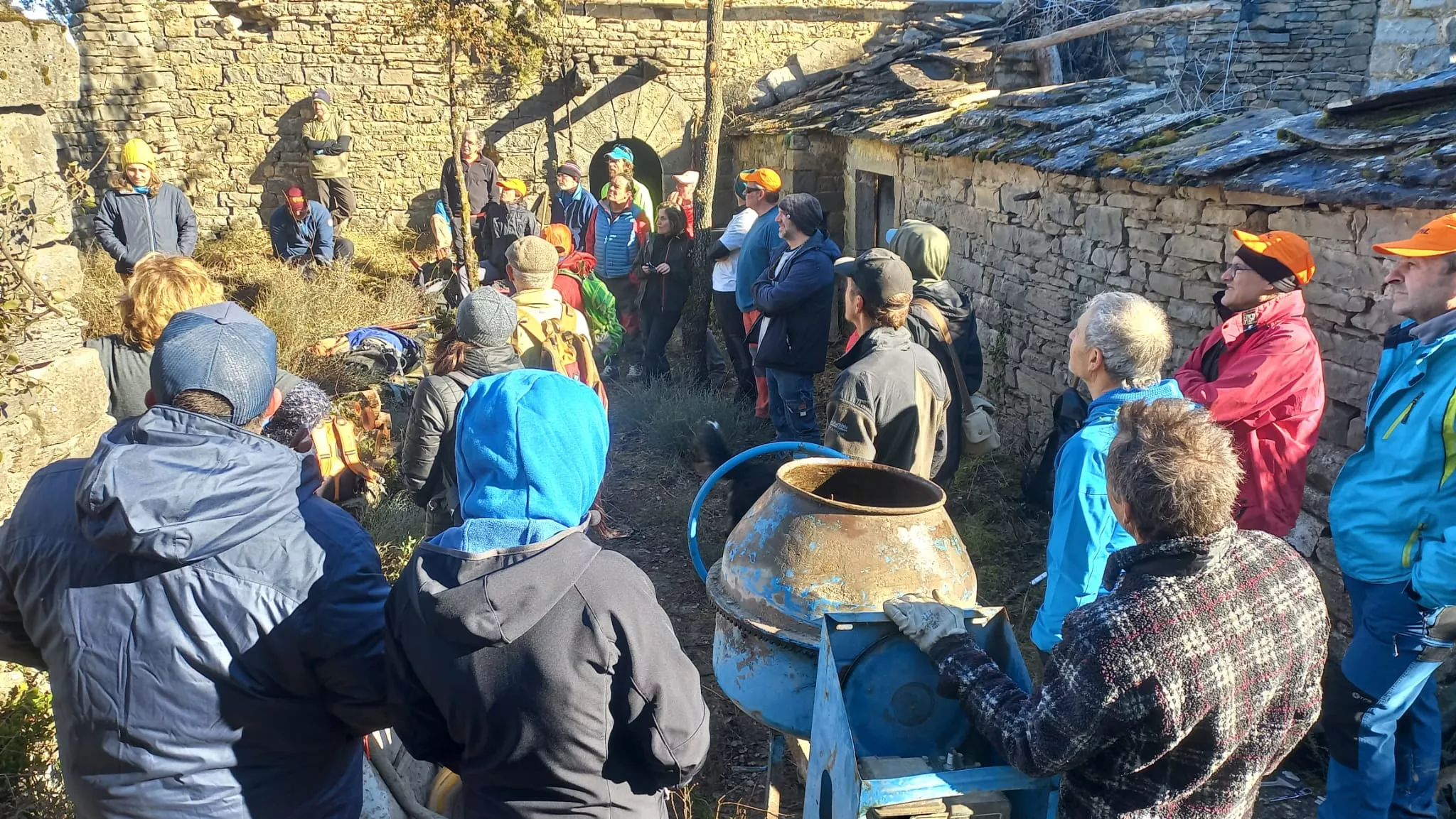 Montañeros, ciclistas y vecinos viven un día de trabajo y convivencia en los montes de la Virgen de la Sierra.