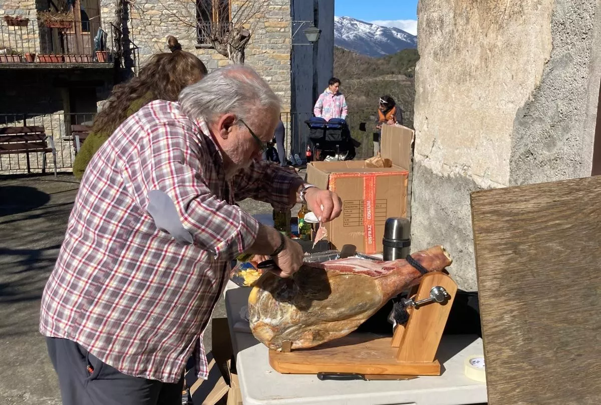 Jornada de trabajo y convivencia en los montes de la Virgen de la Sierra de Sobrarbe. Foto Club de Montaña Nabaín
