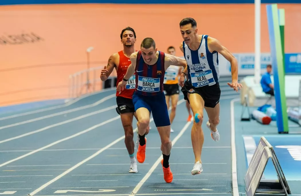 Emocionante final del 1.500 de Jorge Torre. Foto: RFEA
