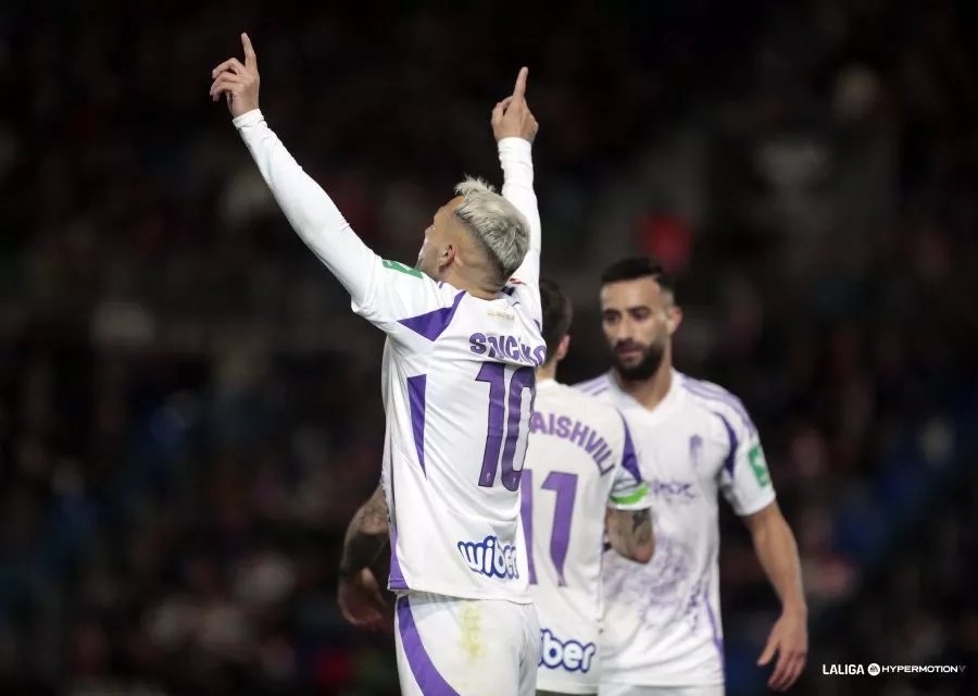 Stoichkov celebra su primer gol con el Granada en el Pepico Amat de Elda