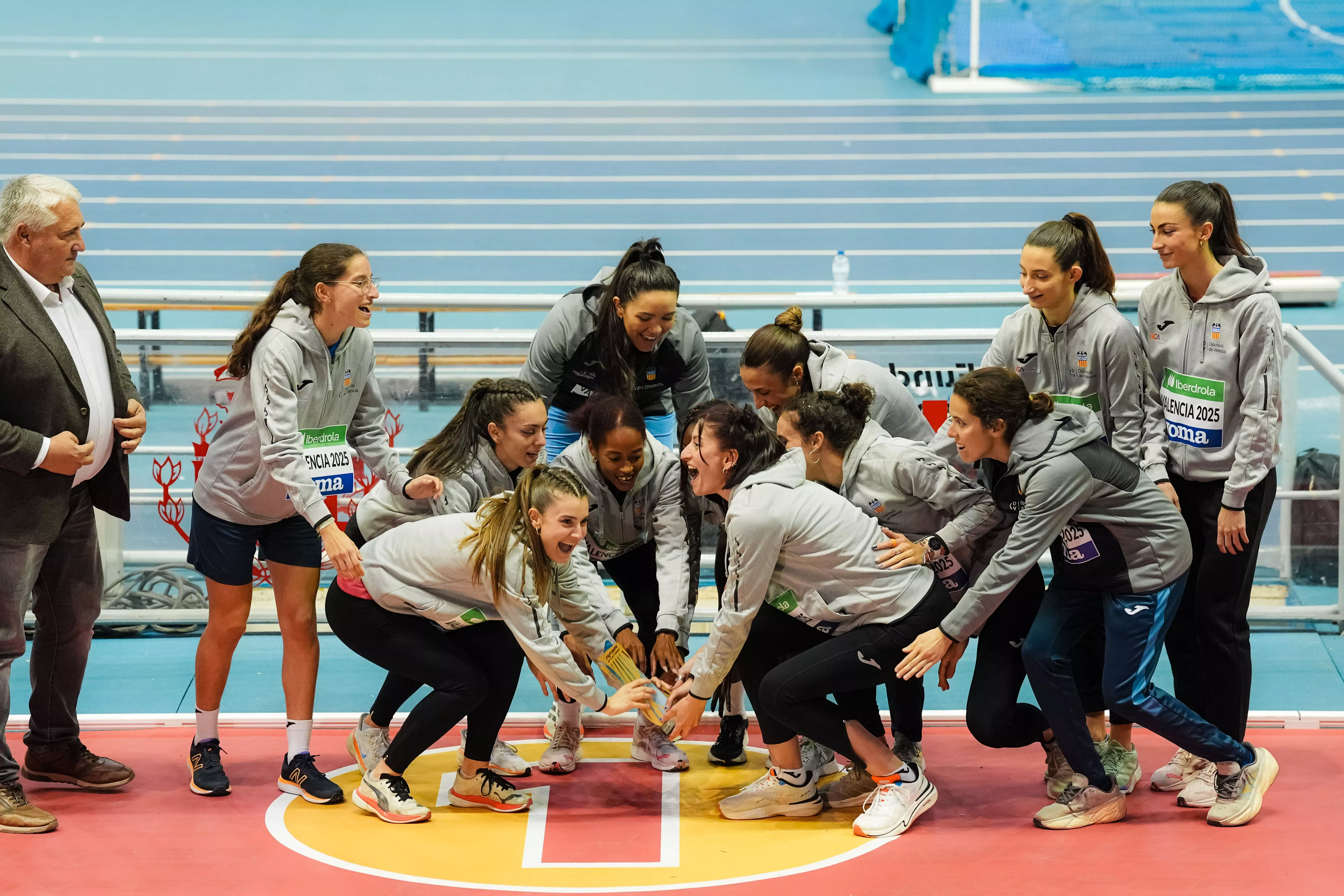 Celebración triunfal del Valencia. Foto: RFEA