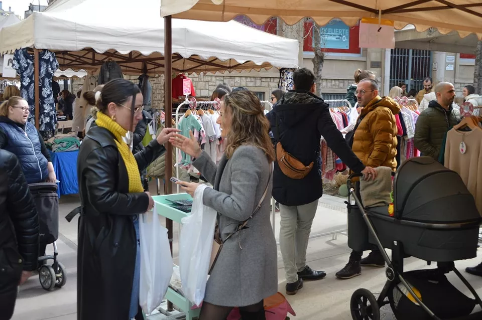 Remate de invierno del comercio de Monzón en la calle Santa Bárbara.